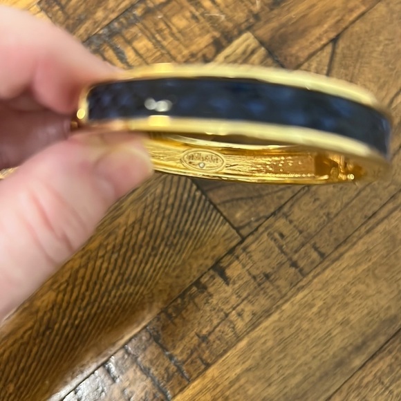 STELLA & DOT bracelet Faux blue snakeskin bangle Gold tone Hinge closure - Picture 4 of 9